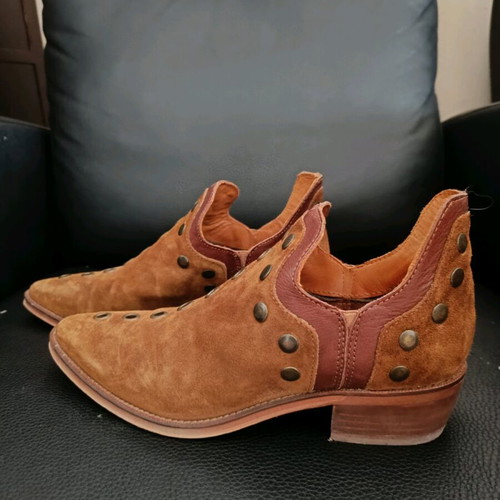 Alpe Suede Brown Ankle Boots like new with studs No.38