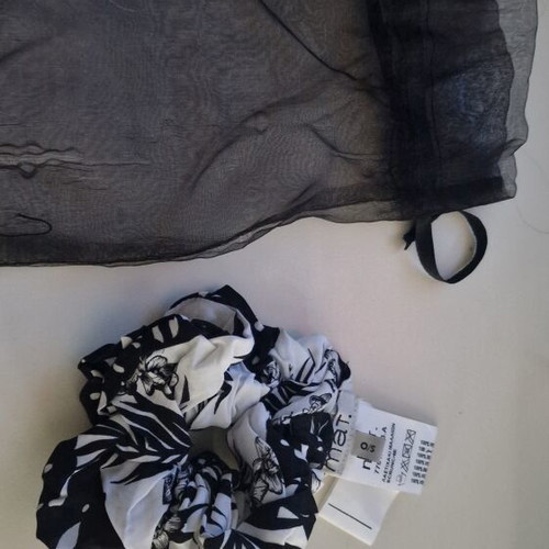 MAT Fashion scrunchie black and white floral design