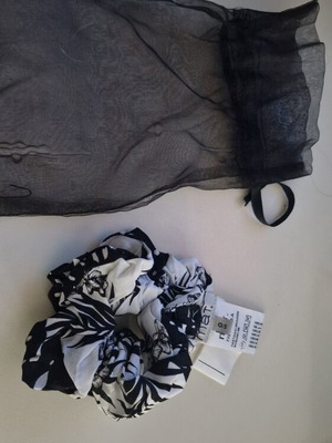 MAT Fashion scrunchie black and white floral design