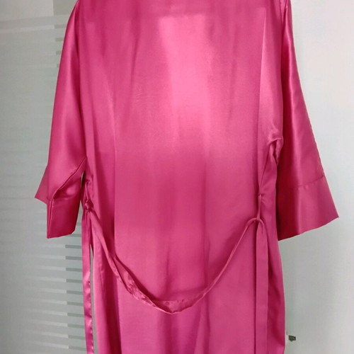 Satin robe like new fuchsia color size M