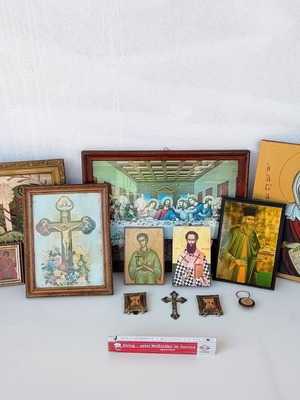 Collection of 14 religious icons like new, various styles and sizes