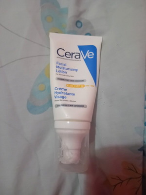 Cera Ve овлажняващ крем употребяван с хиалурон и ceramides