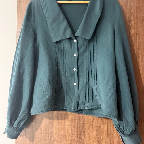 Green shirt 100% cotton with unique collar like new