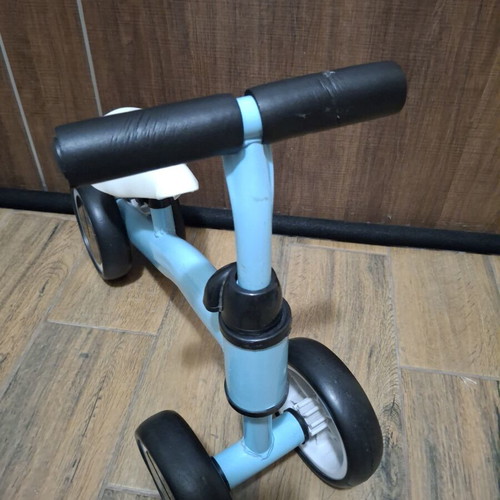 Children's balance bike with 4 wheels, ergonomic seat