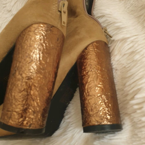 Μποτάκια καφέ από faux suede σαν καινούργια, τακούνι 10 εκ.