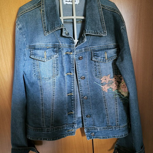 Women's denim jacket like new, size large, blue with embroidery