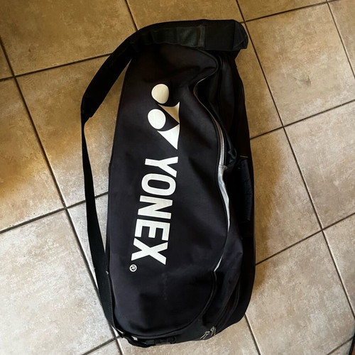 Yonex bag black in excellent condition