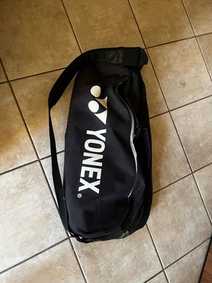 Yonex bag black in excellent condition