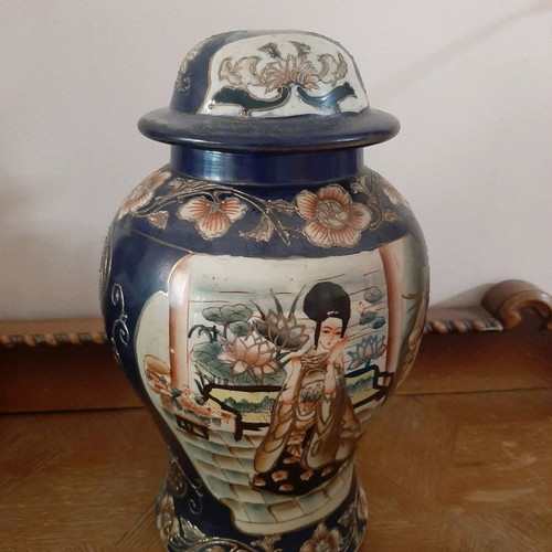 Satsuma hand painted vintage Chinese vase new condition