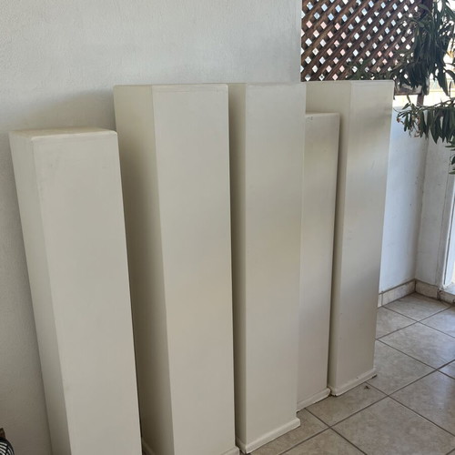 Display pedestals set of 6 like new, white