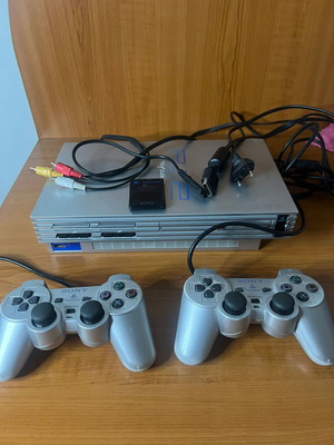 PlayStation 2 Fat ασημένια κονσόλα μεταχειρισμένη με 2 χειριστήρια και κάρτα μνήμης