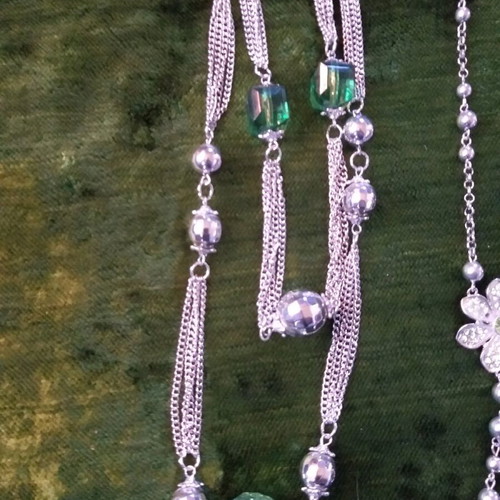 Necklace set like new, 3 pieces green and silver