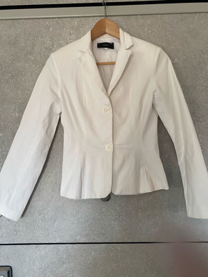 Please women's jacket white, fitted, like new, size XS