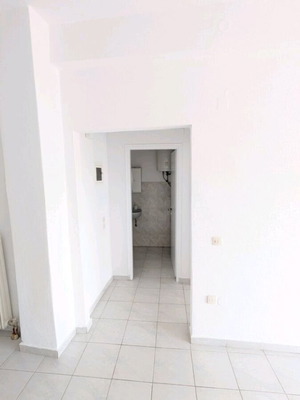 Γκαρσονιέρα 60 τ.μ. με δύο βεράντες στο κέντρο της Καρδίτσας