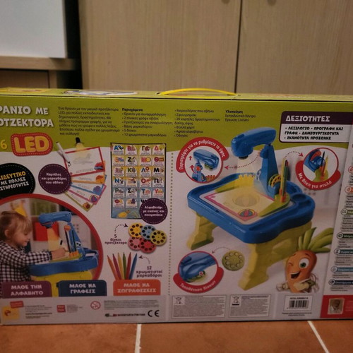 Desk with LED projector like new for children aged 3-6