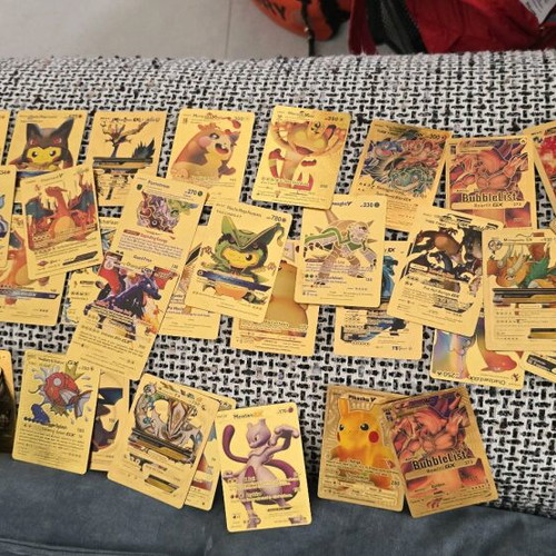 Pokémon cards like new, 50 gold with 12 rare