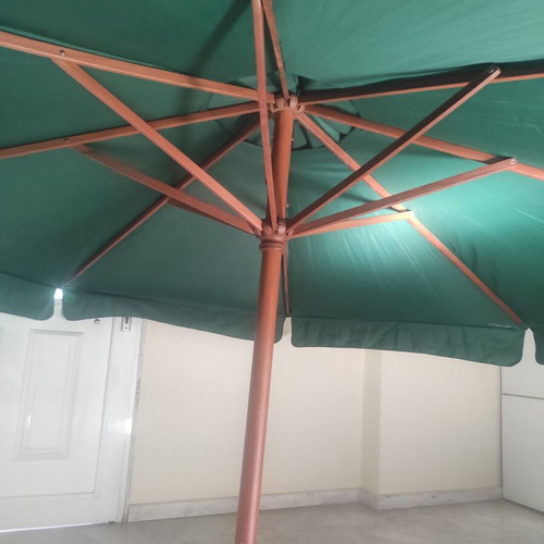 Garden umbrella 3m x 2.4m like new, manual open and close