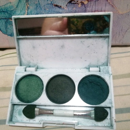 Elixir triple eyeshadow palette used in green shades