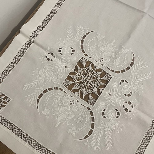 Table linens like new, set of 2 designs