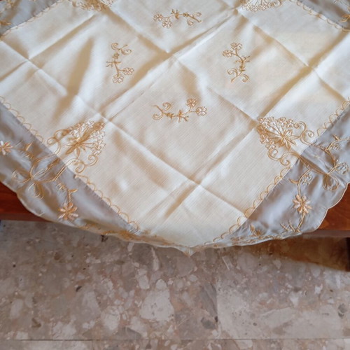 Organza tablecloth with floral designs and gold thread, like new