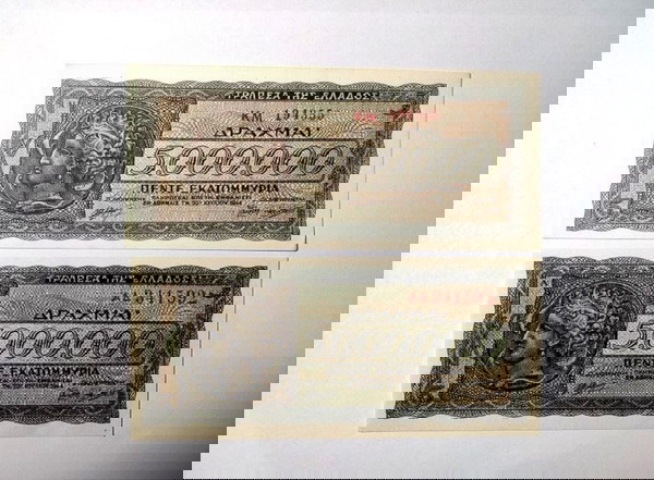 Ποικιλία  2 τεμάχια 5.000.000 Δραχμές 1944 με πρόθεμα και με μικρά - μεγάλα   γράμματα UNC