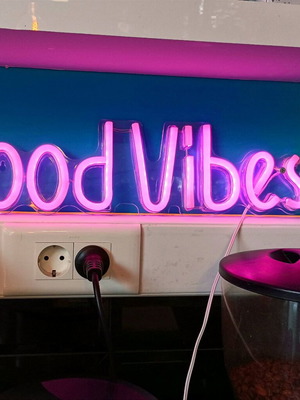 Ροζ LED επιγραφή “Good Vibes” σαν καινούργιο, νεον φωτιστικό διακόσμησης