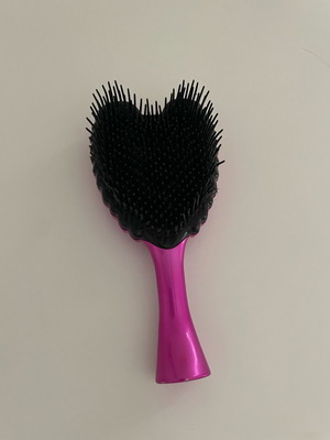 Small comb used, fuchsia color