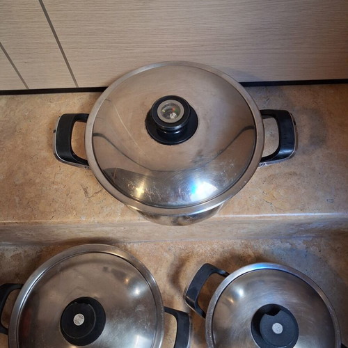 Amse cookware set of 3 pots like new