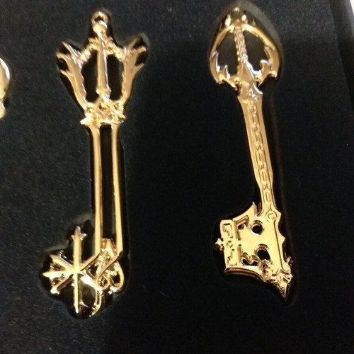 Kingdom Hearts collectible keyblade set with 8 pieces, like new