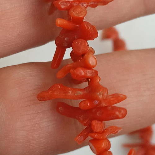 Necklace with natural coral branches, 14K gold clasp, 45 cm