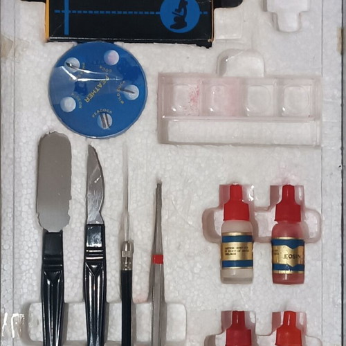 Vintage metal microscope with case and accessories like new