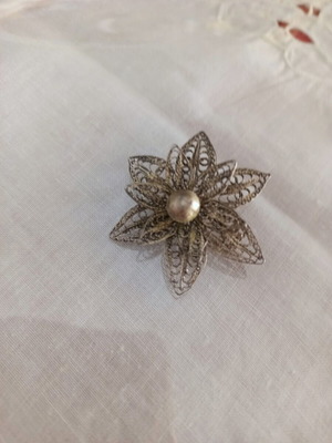 Filigree vintage flower brooch used, intricate metal design