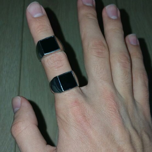 Black rings used in two sizes S and M
