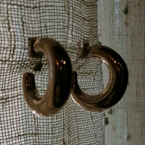 Hoop earrings used in gold color