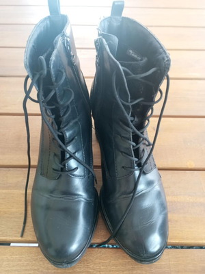 Black leather boots like new with laces and zipper