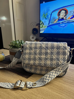 Knitted crossbody bag new with pied de poule pattern and gold details