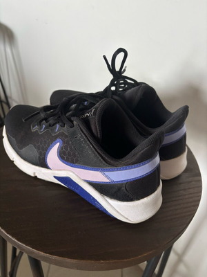 Nike γυναικεία αθλητικά σαν καινούργια, μέγεθος 37.5, μαύρα