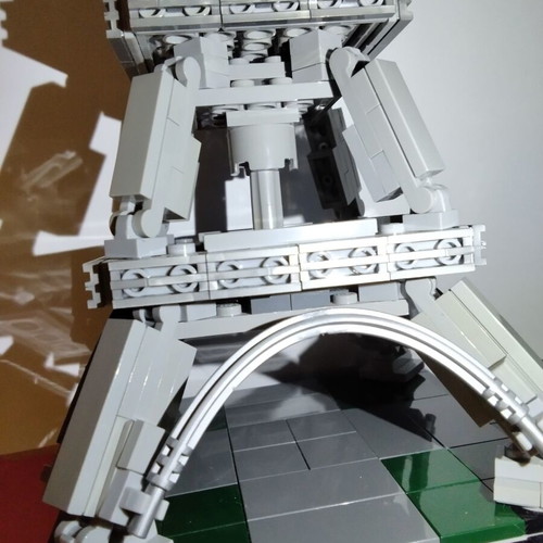 Lego 21019 Architecture The Eiffel Tower set like new, Landmark Series