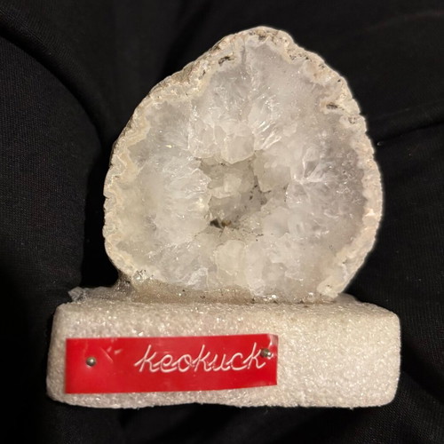 Natural crystal geode like new, 170g, 5.5 x 6.5 cm