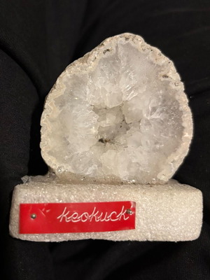 Natural crystal geode like new, 170g, 5.5 x 6.5 cm