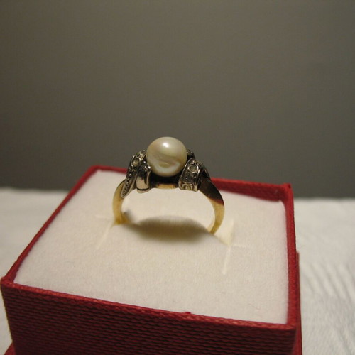 Vintage 18k gold ring with a genuine pearl and 8 diamonds.