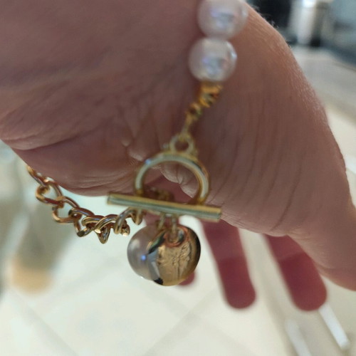 Faux bijoux set like new, white and gold necklace and bracelet