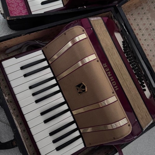 Hohner Starlet 40 Accordion like new with original case 1974