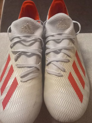 Ποδοσφαιρικά παπούτσια Adidas σαν καινούργια, μέγεθος 43.5, λευκά και πορτοκαλί