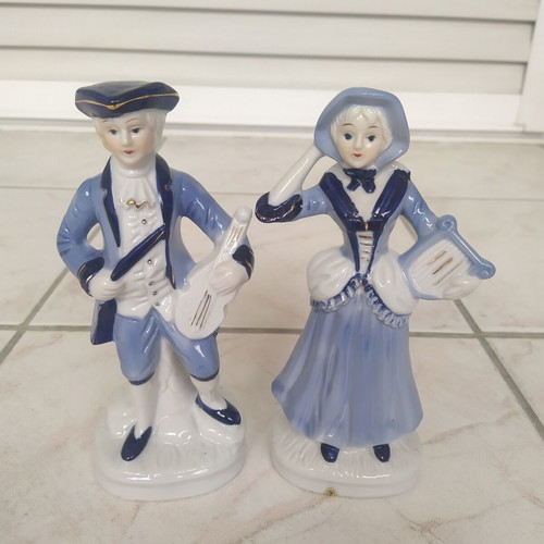 Vintage musical couple figurine with blue clothes like new