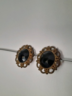 Earrings for non-pierced ears used, black and gold