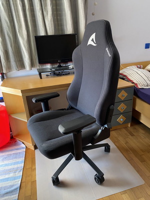 Gamer office chair new, adjustable height and armrests, reclining back