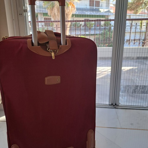 Hunter suitcase like new with leather details and large capacity