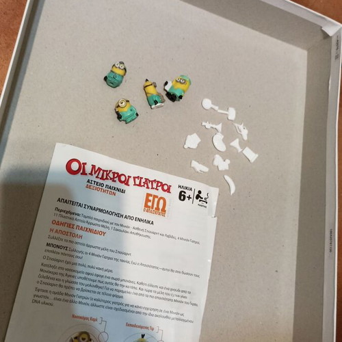 Minions The Little Doctors board game used, complete with 4 miniature figures