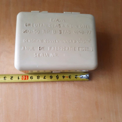 Vintage scales used in plastic case from 1981